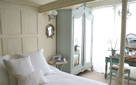 Une-belle-chambre-avec-grand-lit-en-blanc
