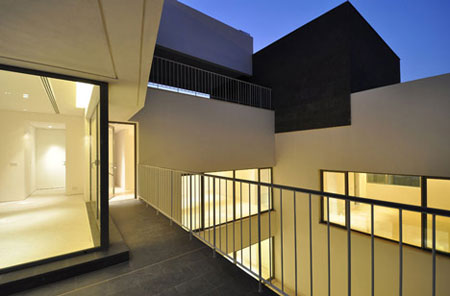 black-and-white-house-agi-architects-6