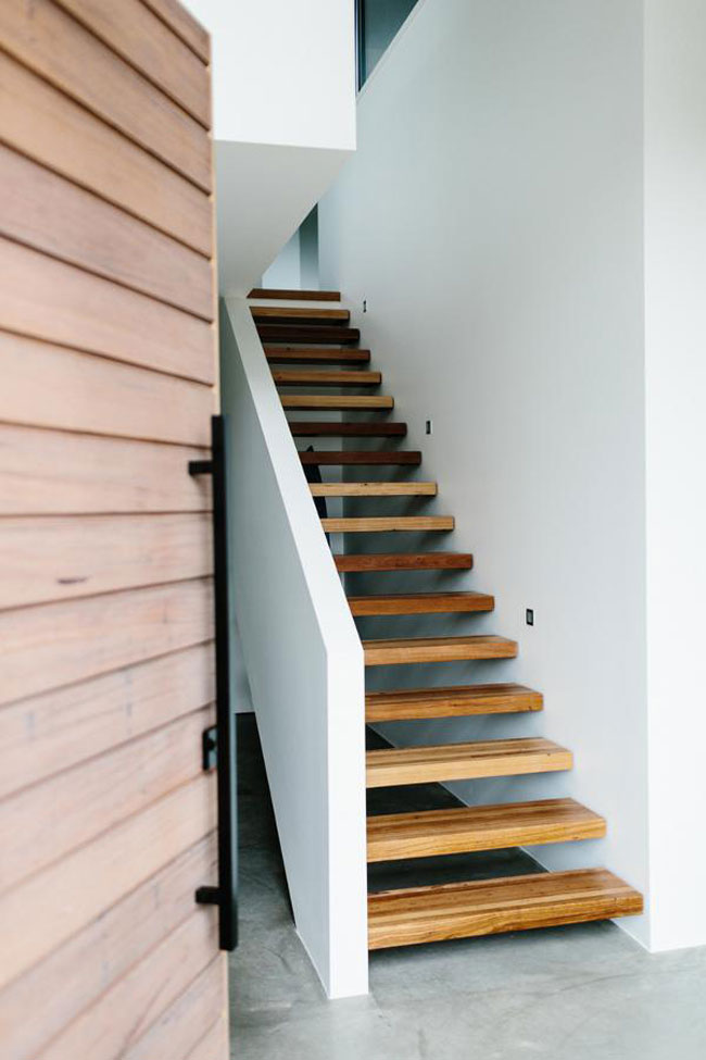 Une maison en noir et blanc-escaliers en bois
