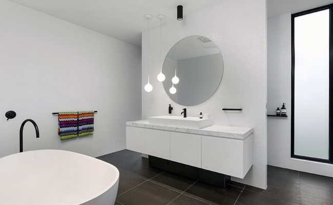 salle de bain moderne blanche