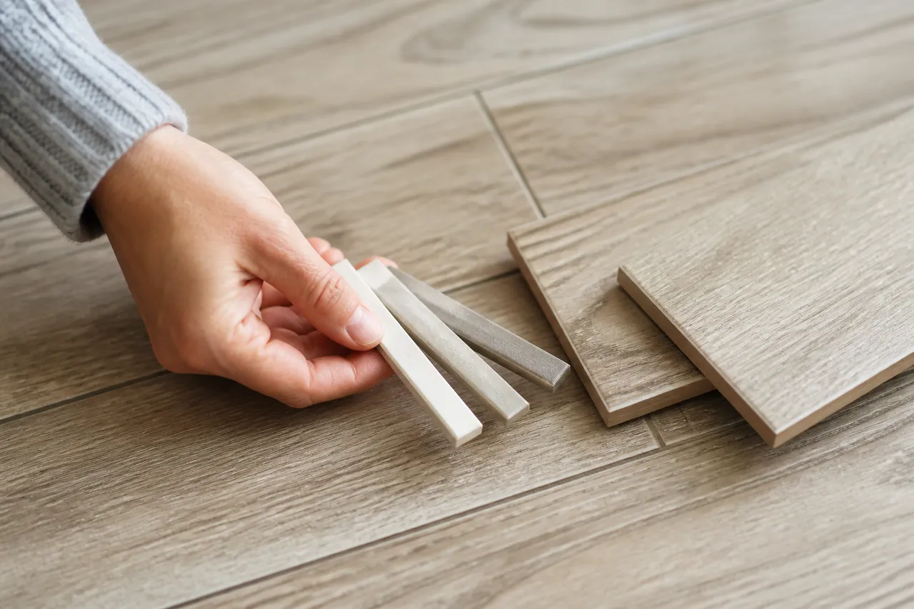 Comparaison des teintes de joint pour carrelage imitation parquet